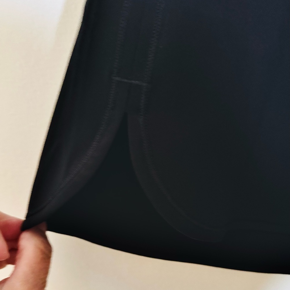 Lululemon On The Fly Skirt, Size 4 - Picture 2 of 4